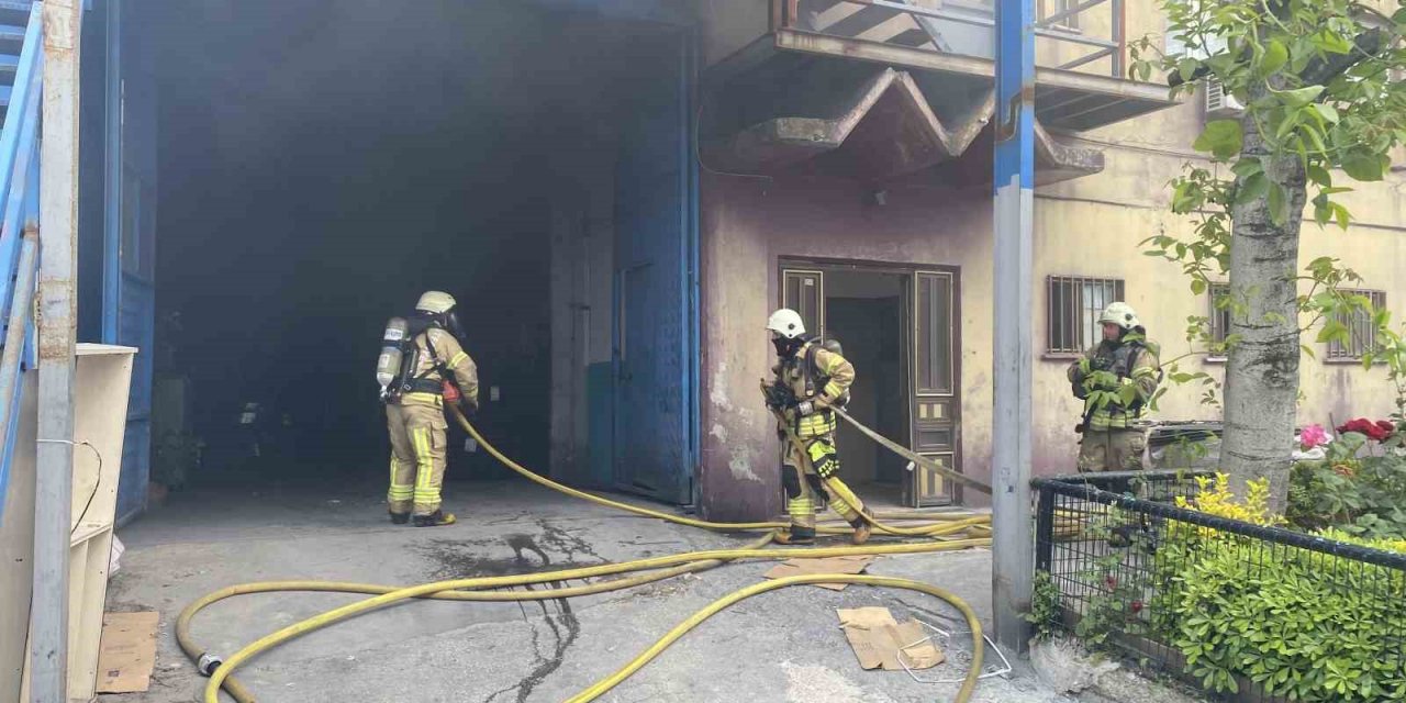 Beylikdüzü’nde jant kapağı üretimi yapan iş yerinde yangın