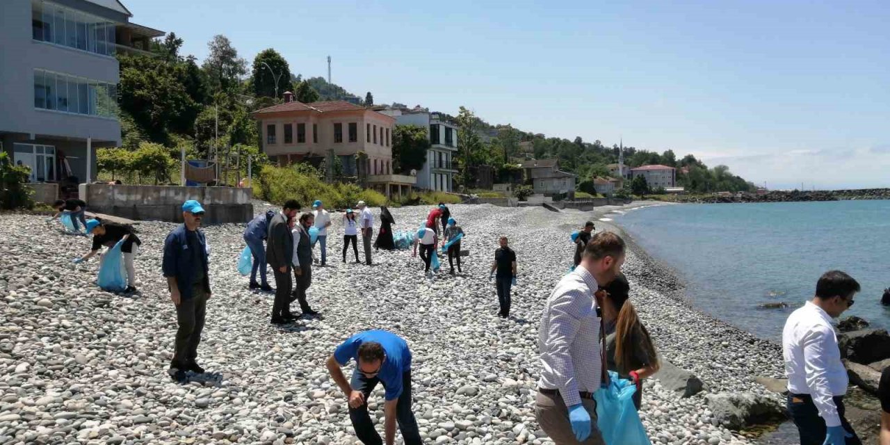 RTEÜ’lü öğrenciler ve akademisyenler kıyı ve sualtı temizliği yaptı