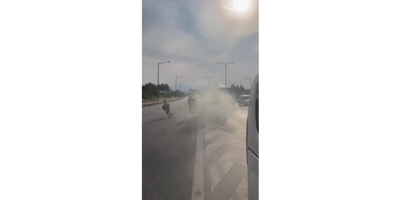 İzmir’de göçmenleri taşıyan araç alev alev yandı