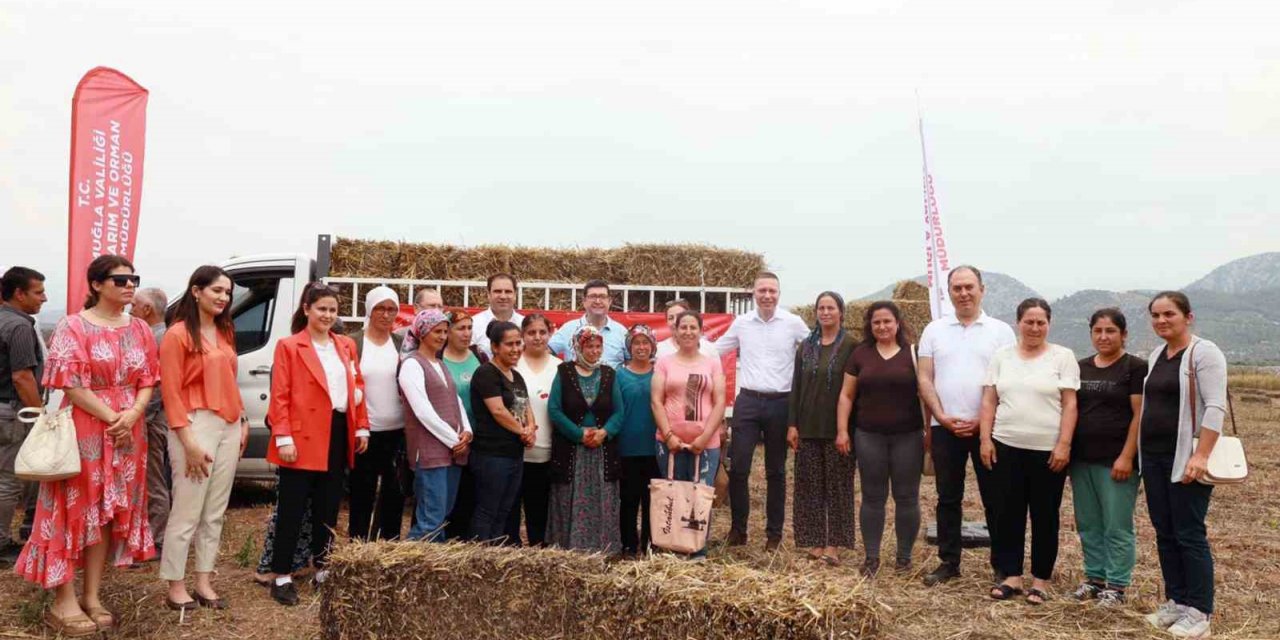 90 kadın üreticiye 2 bin saman balyası dağıtıldı