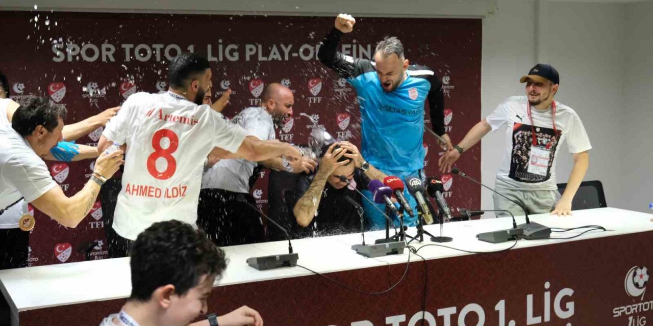 Pendikspor takımından basın toplantısında sulu kutlama