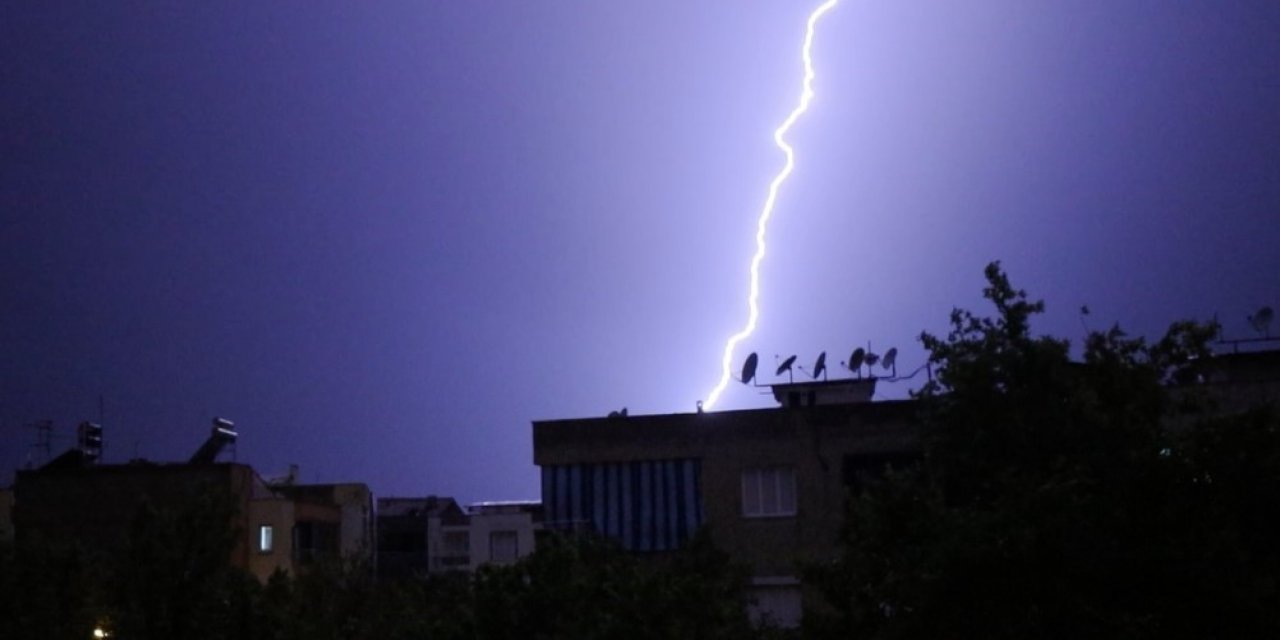 Turgutlu’da çakan şimşekler geceyi aydınlattı