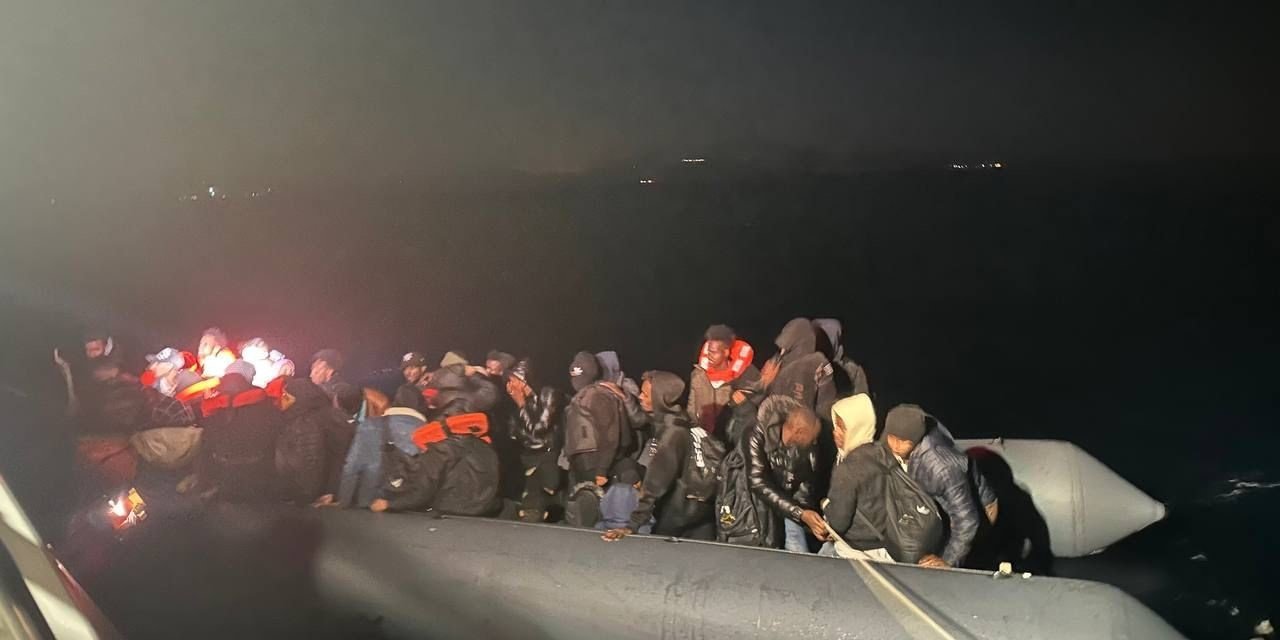 Ayvalık’ta 56 göçmen kurtarıldı