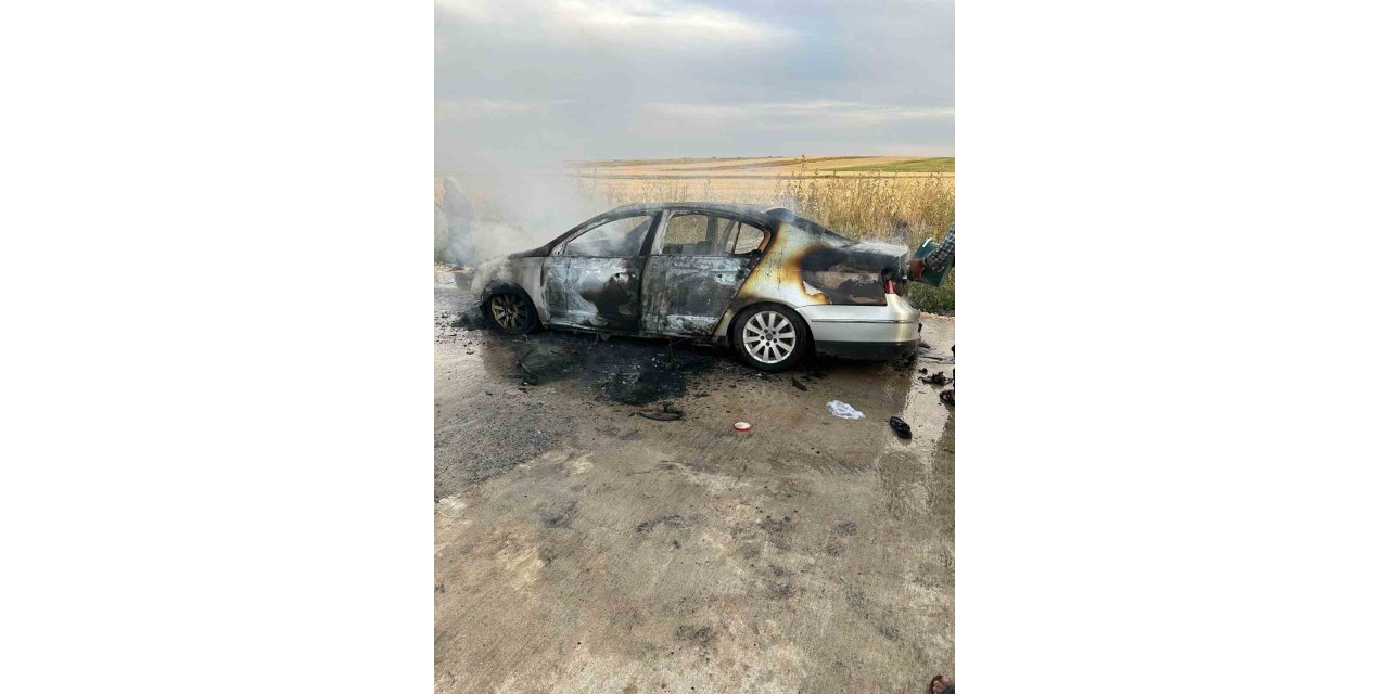 Seyir halindeki otomobil alev topuna döndü