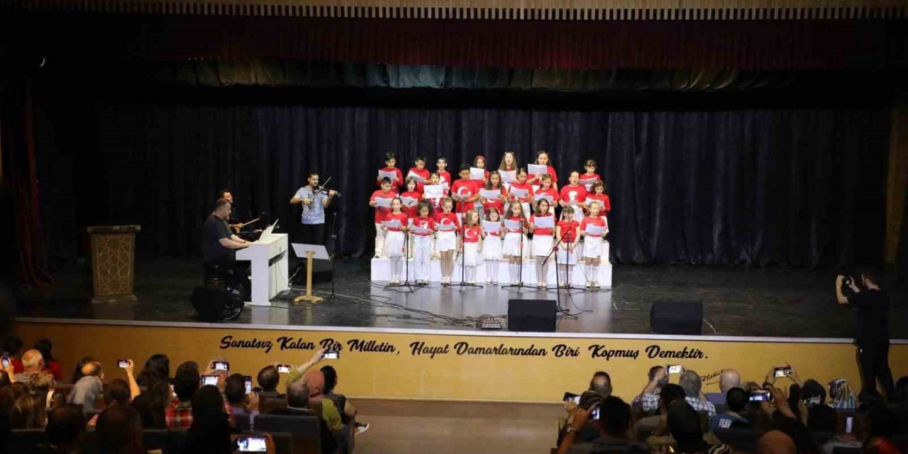 Gemlik Belediyesi Çocuk Korosu izleyenleri büyüledi