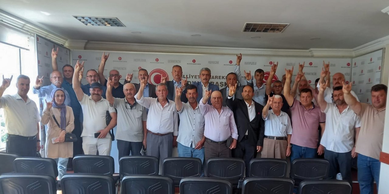 MHP’ye katılanlara rozetleri törenle takıldı