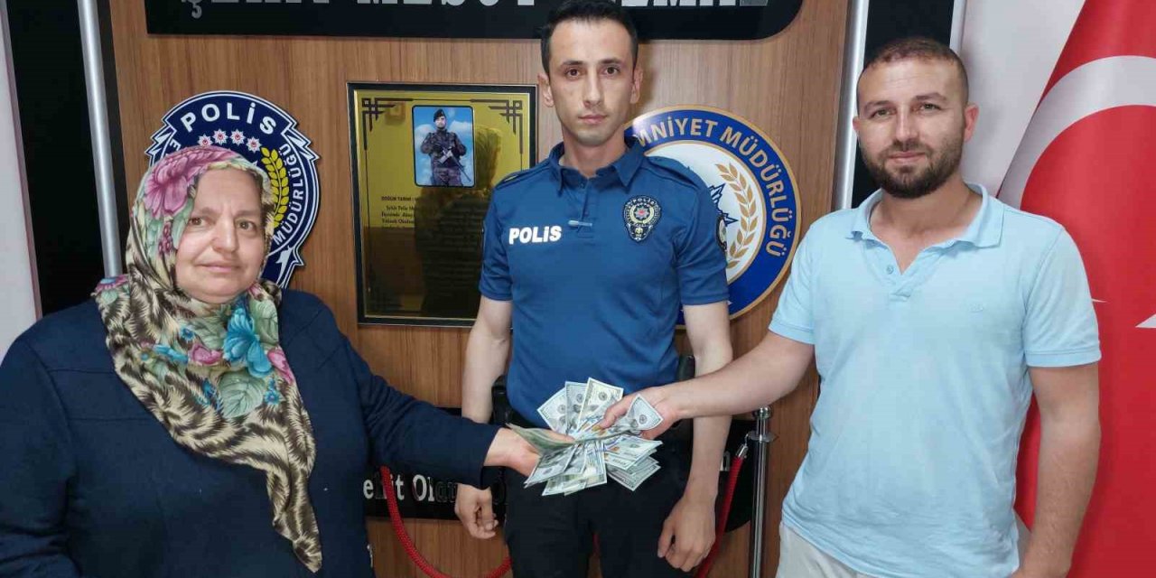 İnsanlık ölmemiş: Çöpte bulduğu 3 bin 200 doları sahibine teslim etti