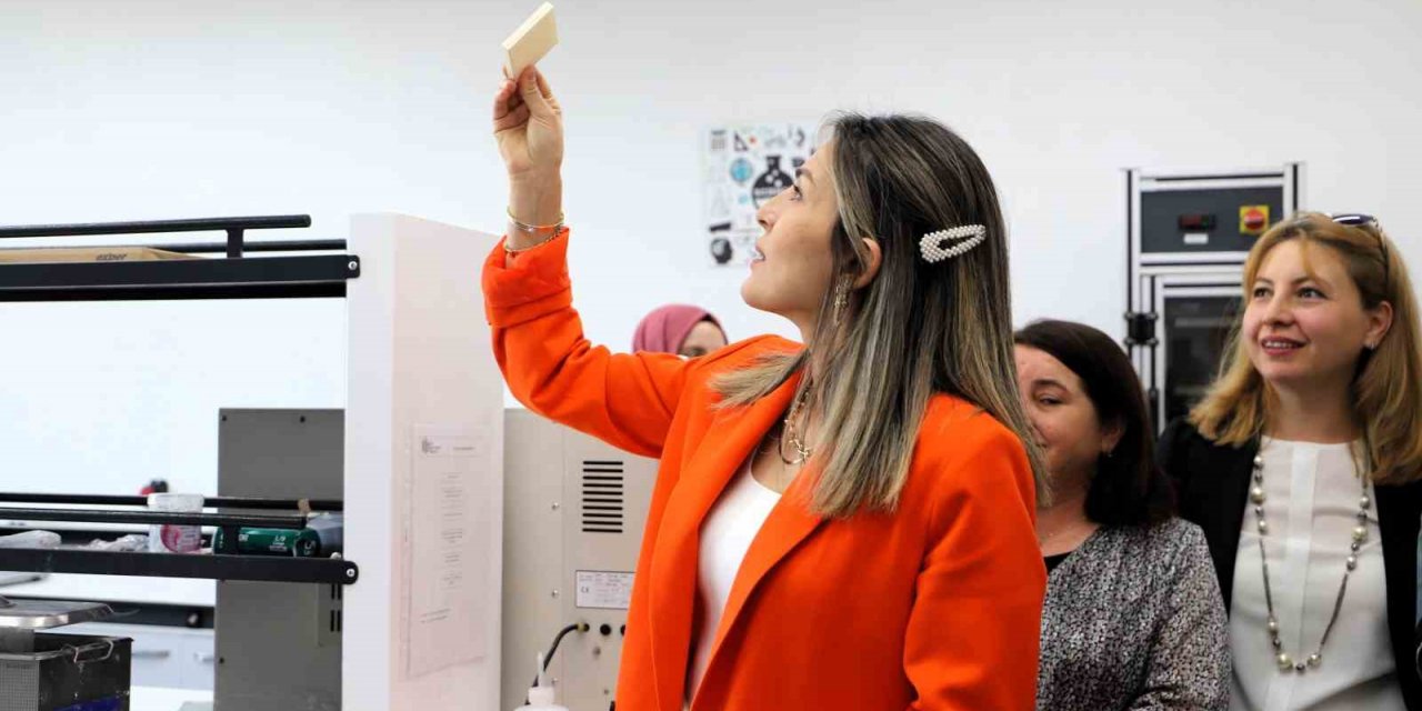 Protokol eşlerinden SBTÜ’ye ziyaret