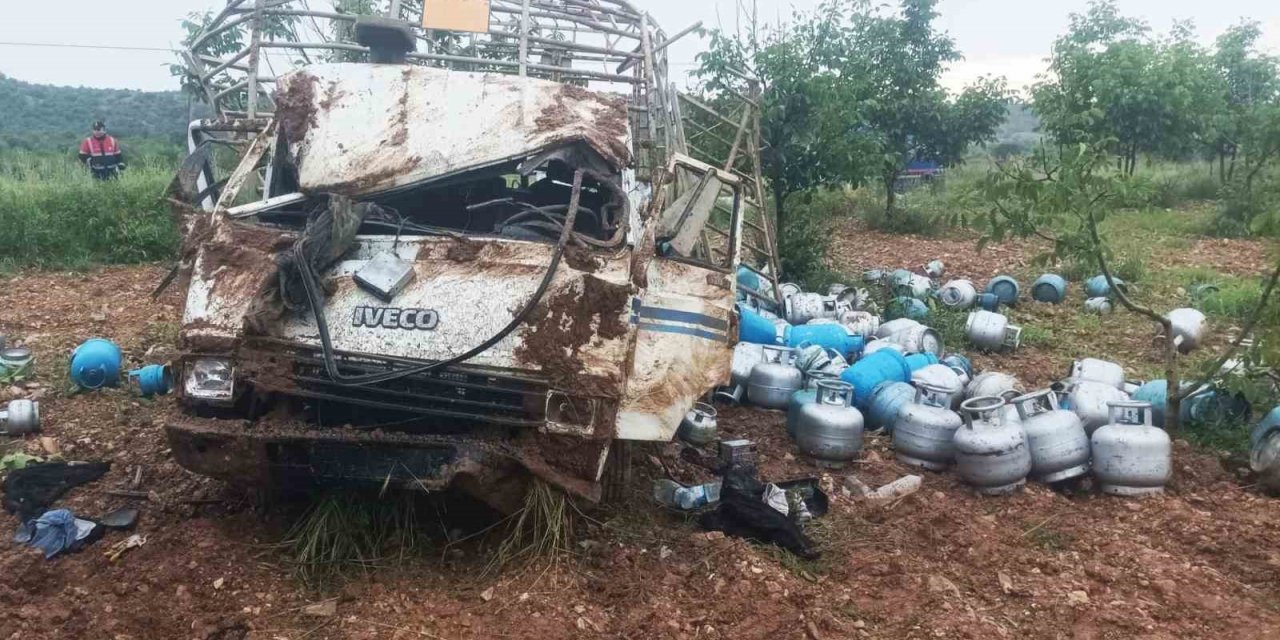 Tüp yüklü kamyonet takla attı; 2 yaralı