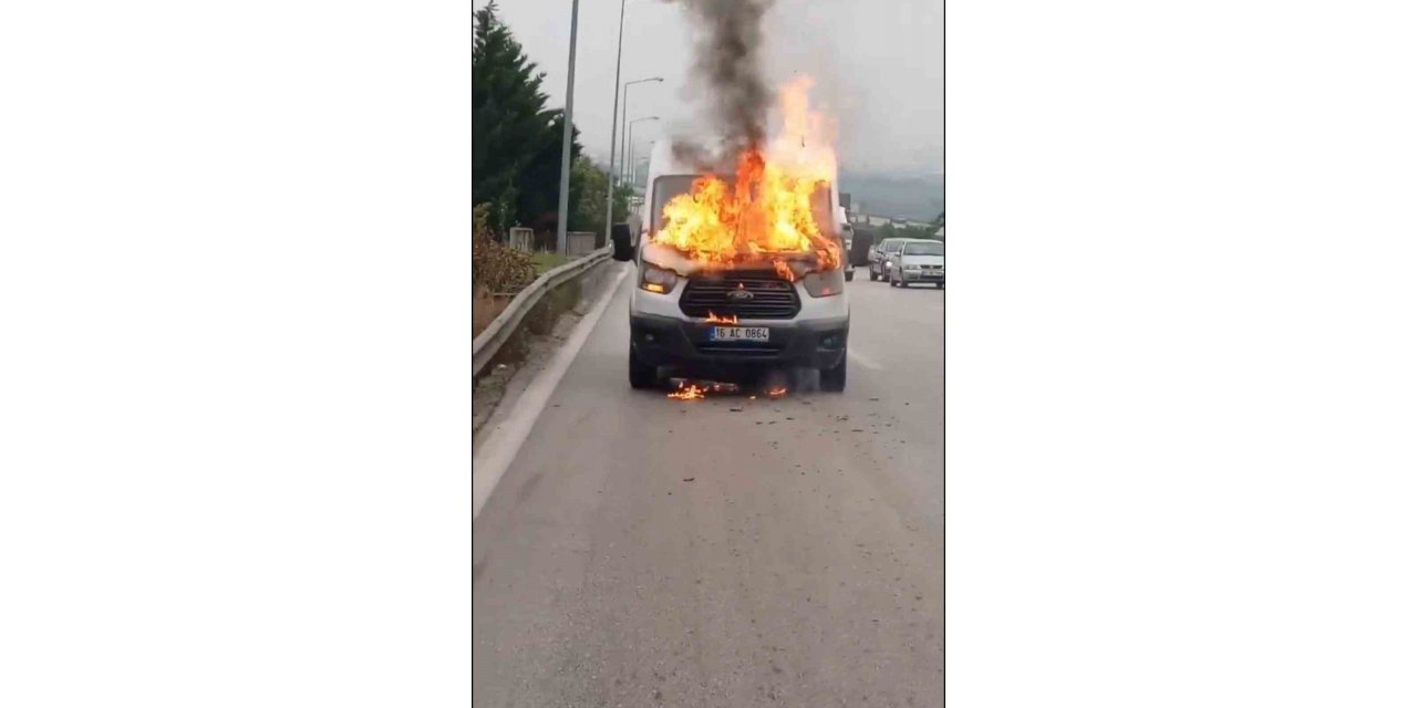 Seyir halindeki servis minibüsü alev alev yandı