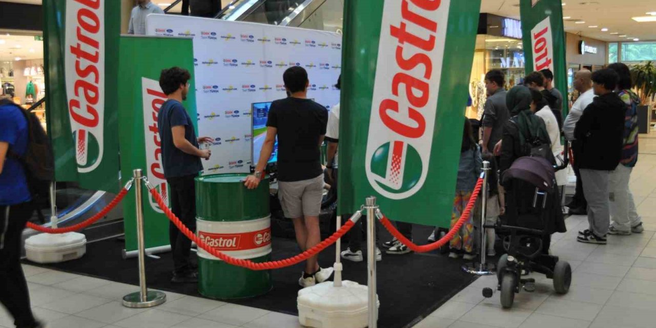 Yarış severler simülatör koltuğunda gerçek sürüş keyfi yaşadı