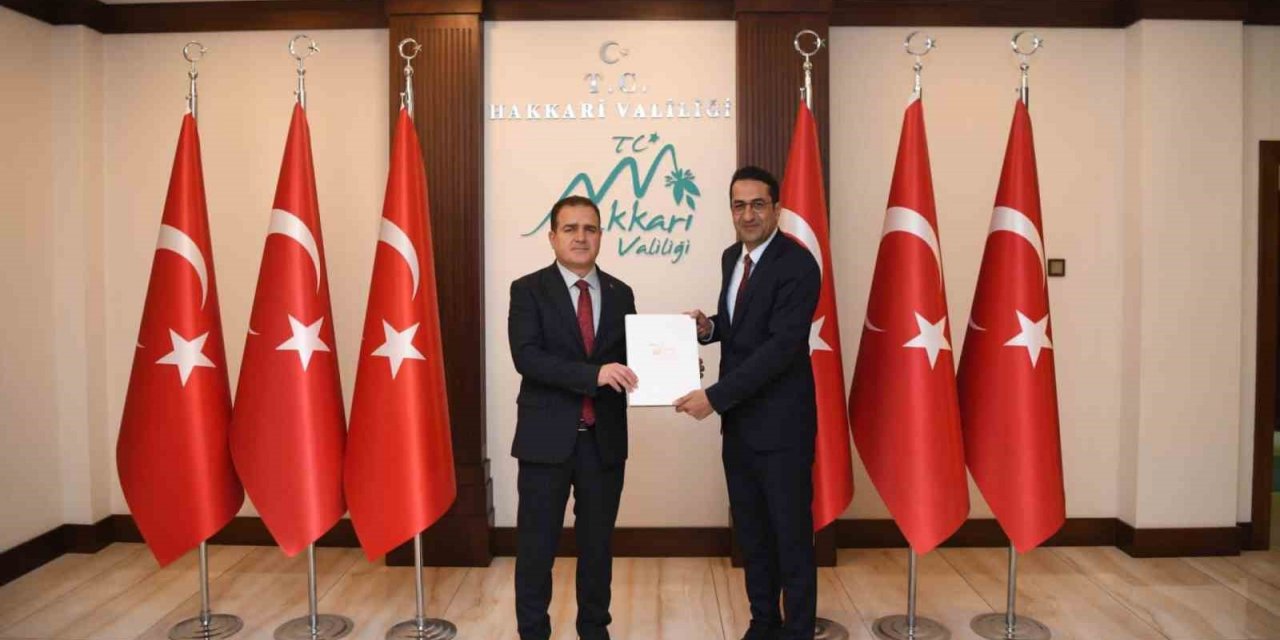 Kültür ve Turizm" isimli kitap Vali Akbıyık’a takdim edildi