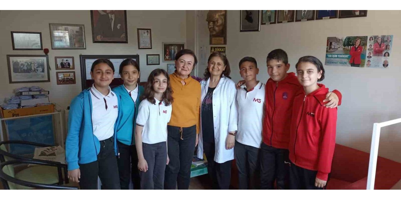 Nezaket kulübü Muhtar Nezahet Nazik’i ziyaret edip şiirlerini hediye etti