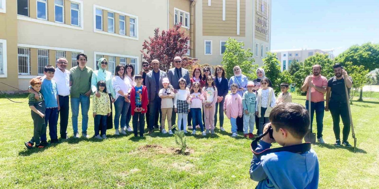 Depremzede çocuklar film izleyip fidan dikti