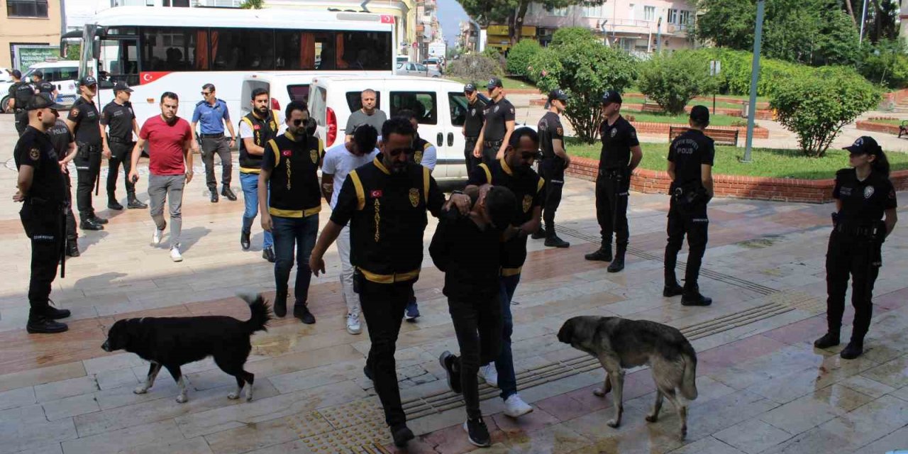 Adliyede bıçaklama olayının şüphelileri adliyeye sevk edildi