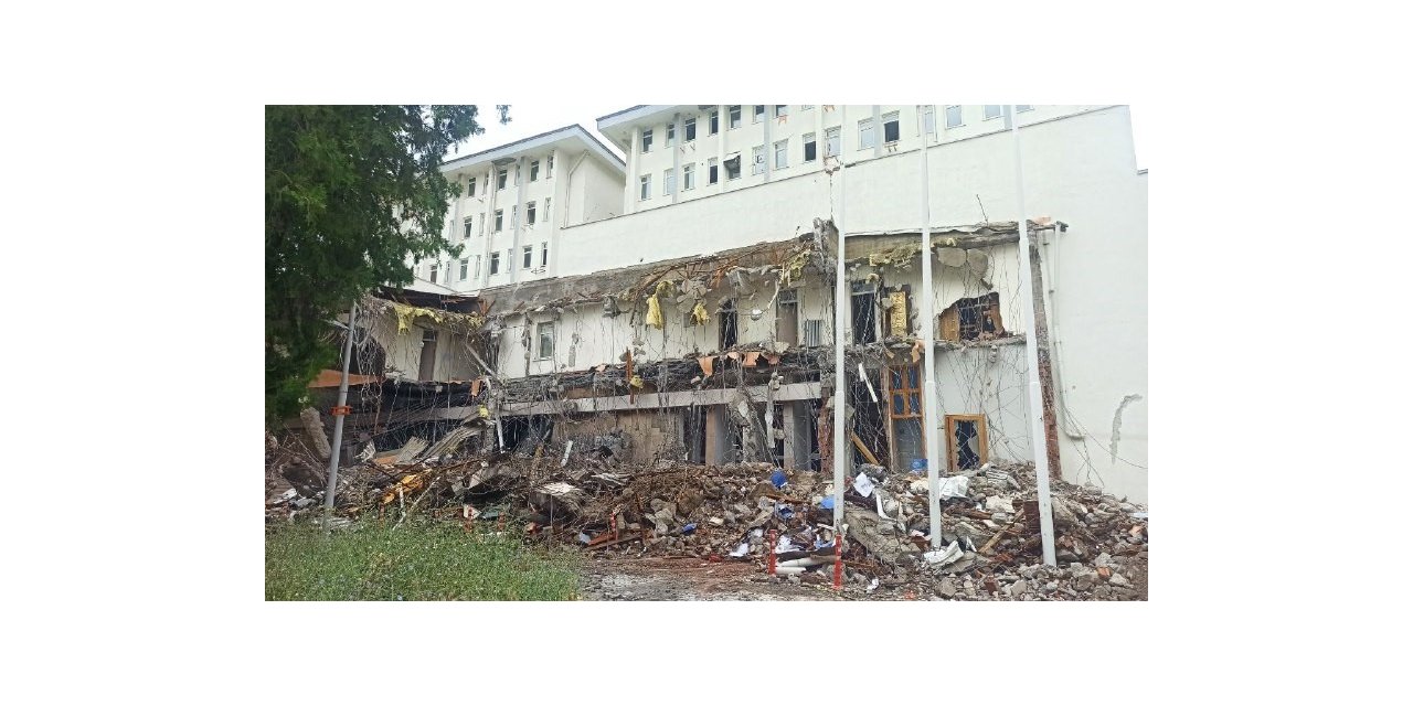 Malatya Adliye binasının yıkımına başlanıldı