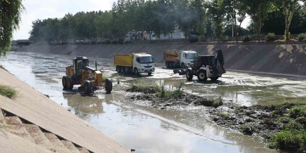 Sarıçam deresi temizleniyor