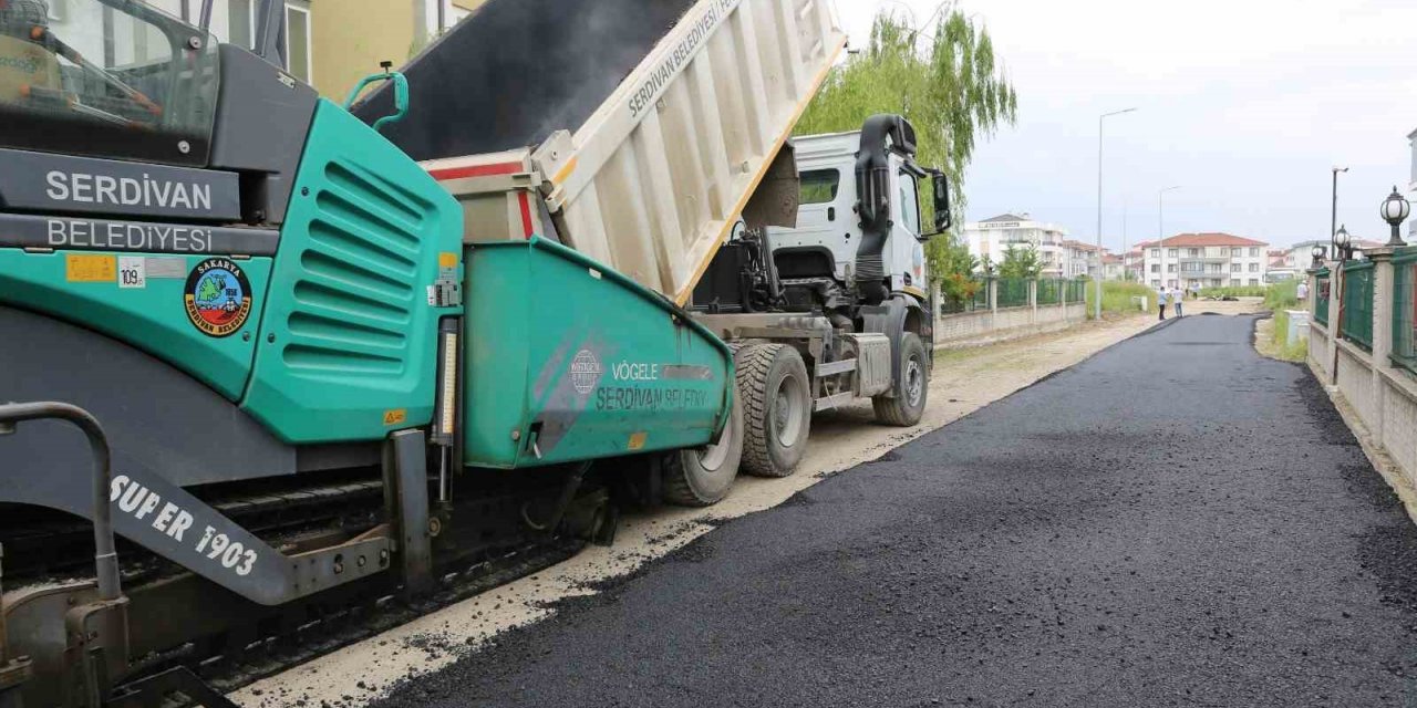 Serdivan’da sıcak asfalt çalışmaları devam ediyor