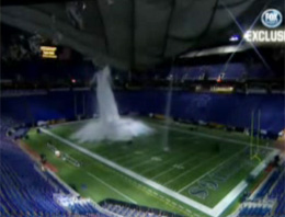 Kar stadın çatısını çökertti VİDEO