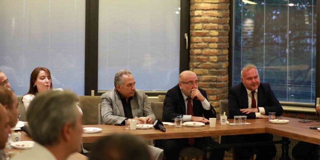 Rektör Karamustafa ’Küreselleşme, Dijital Bağımlılık ve Gençlik’ konulu söyleşi programına katıldı