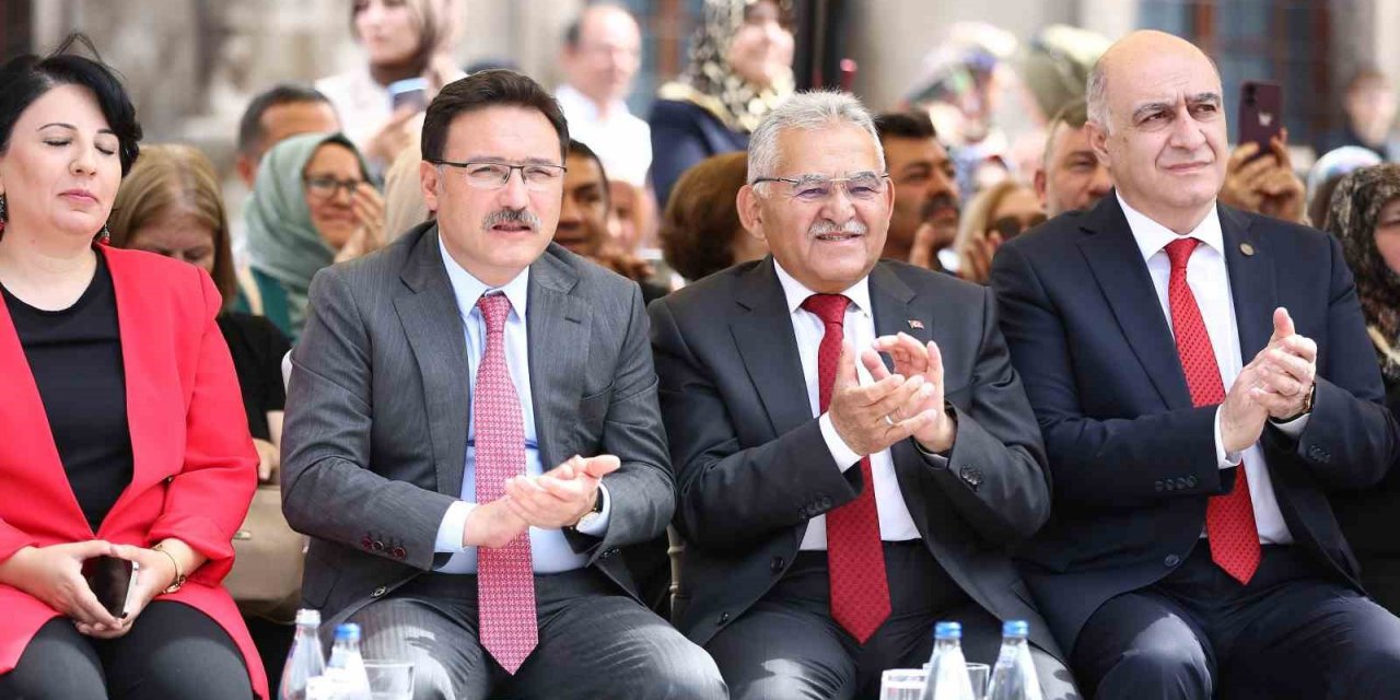 Başkan Büyükkılıç ve Vali Çiçek, Kayseri Lisesi Mezuniyet Töreni’nde öğrencilerle buluştu