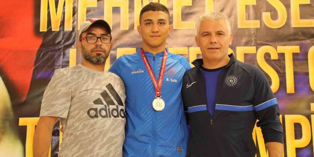 Denizlili güreşçiler minderde altın madalyayı kazandı