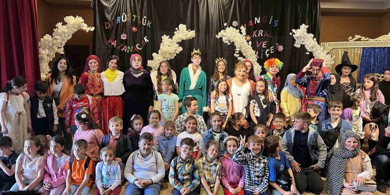 Kaynarca’da minik tiyatroseverler eğlenerek öğrendi