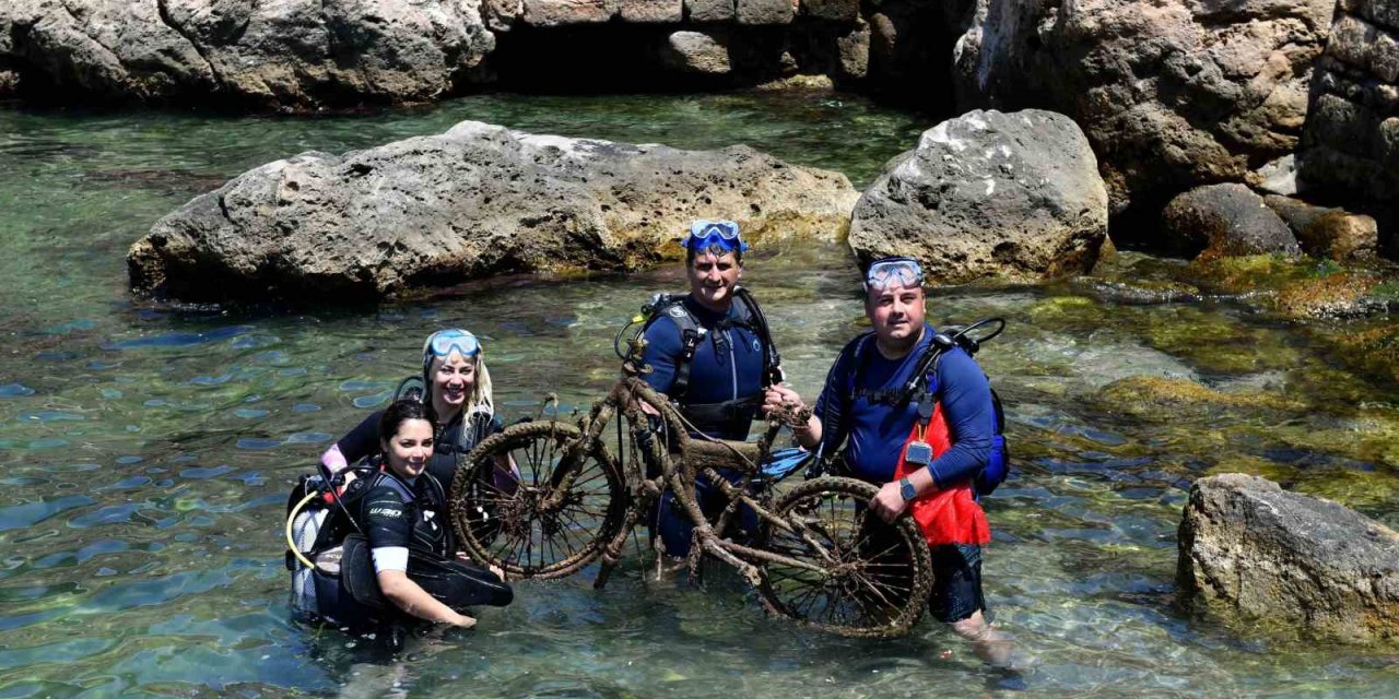 Denizin dibinden bisiklet bile çıktı, hayalet ağ avcıları şaştı kaldı