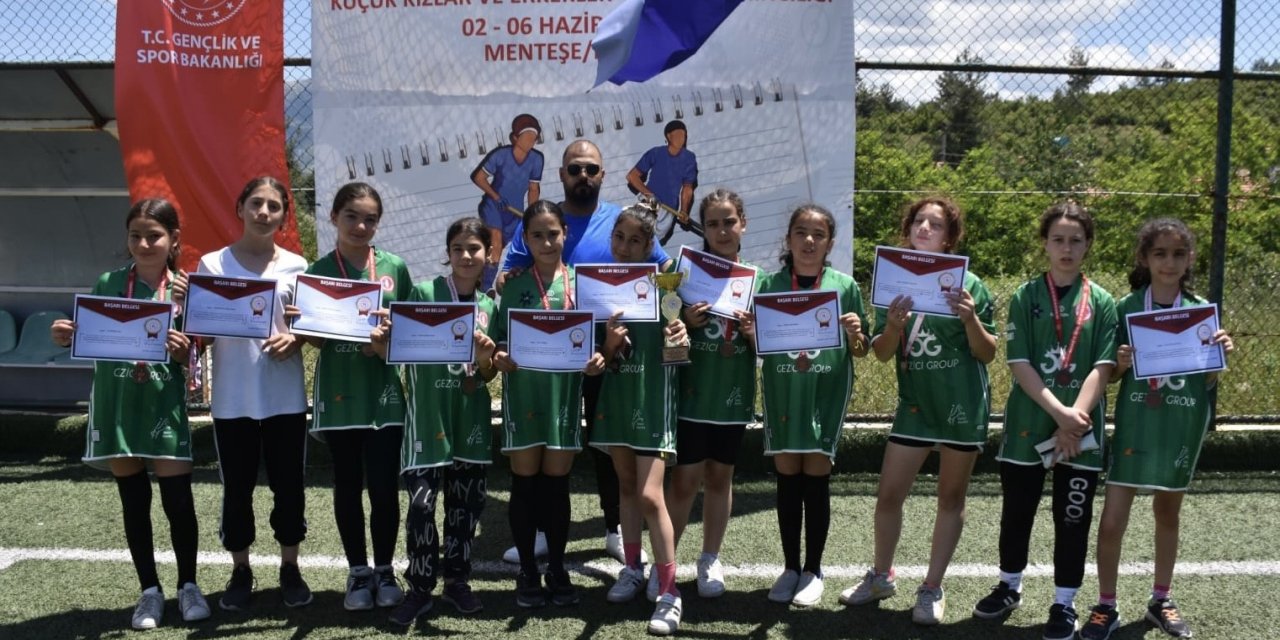 Menteşe Cumhuriyet Ortaokulu Küçük Kız Hokey takımı Türkiye dördüncüsü oldu