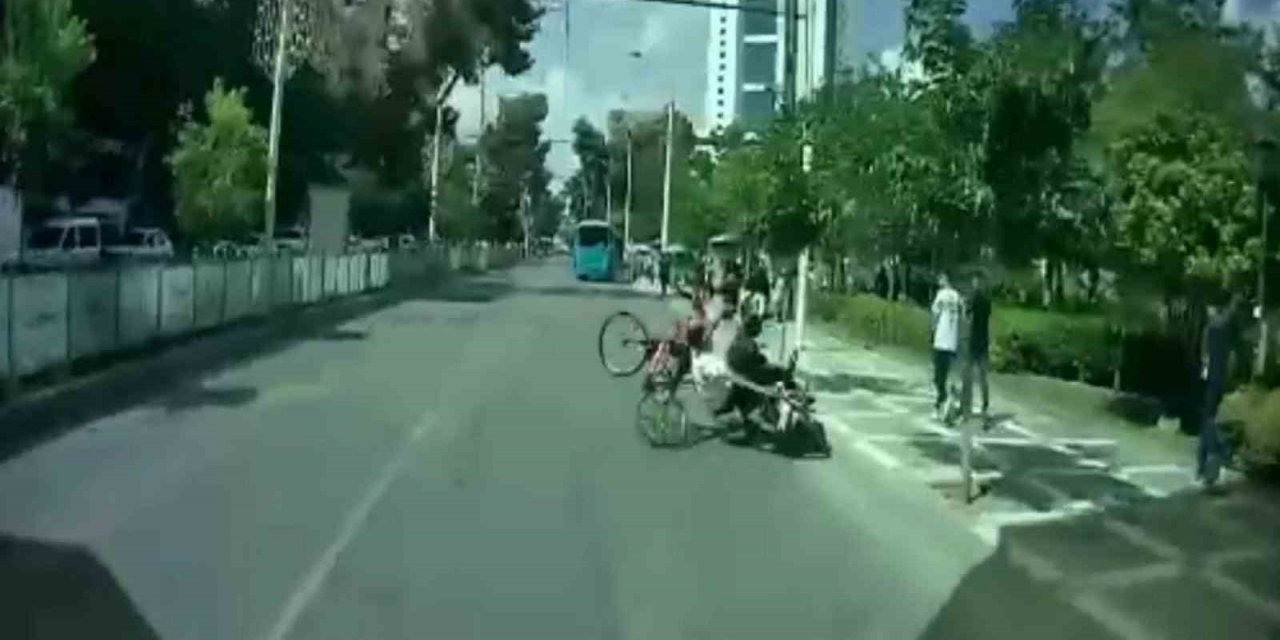 Şanlıurfa’da motosiklet ve bisikletin çarpışma anı kamerada
