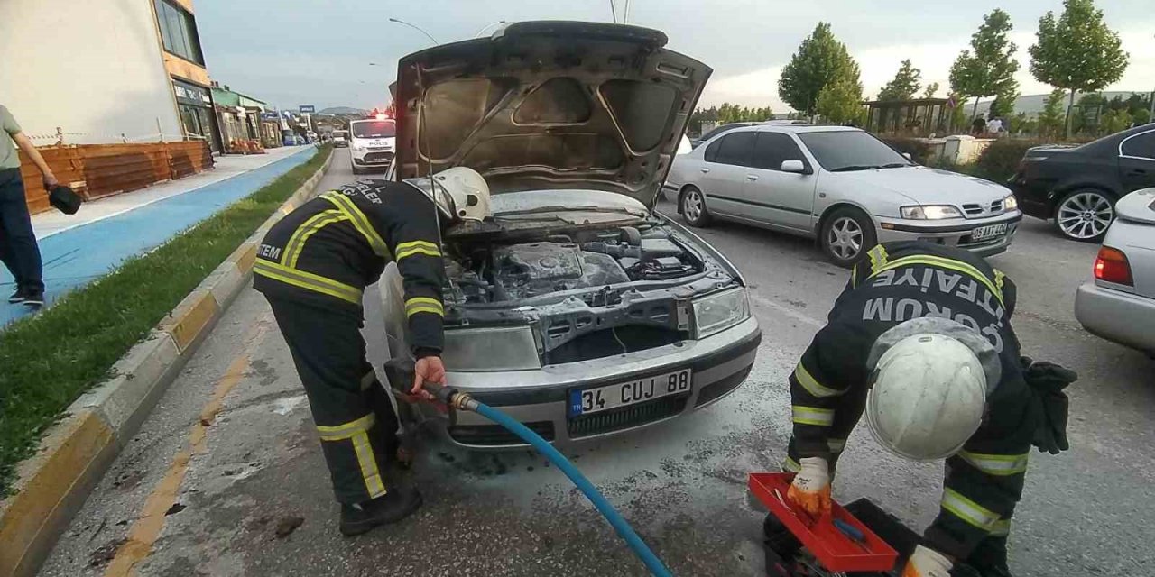 Seyir halindeki otomobilde korkutan yangın