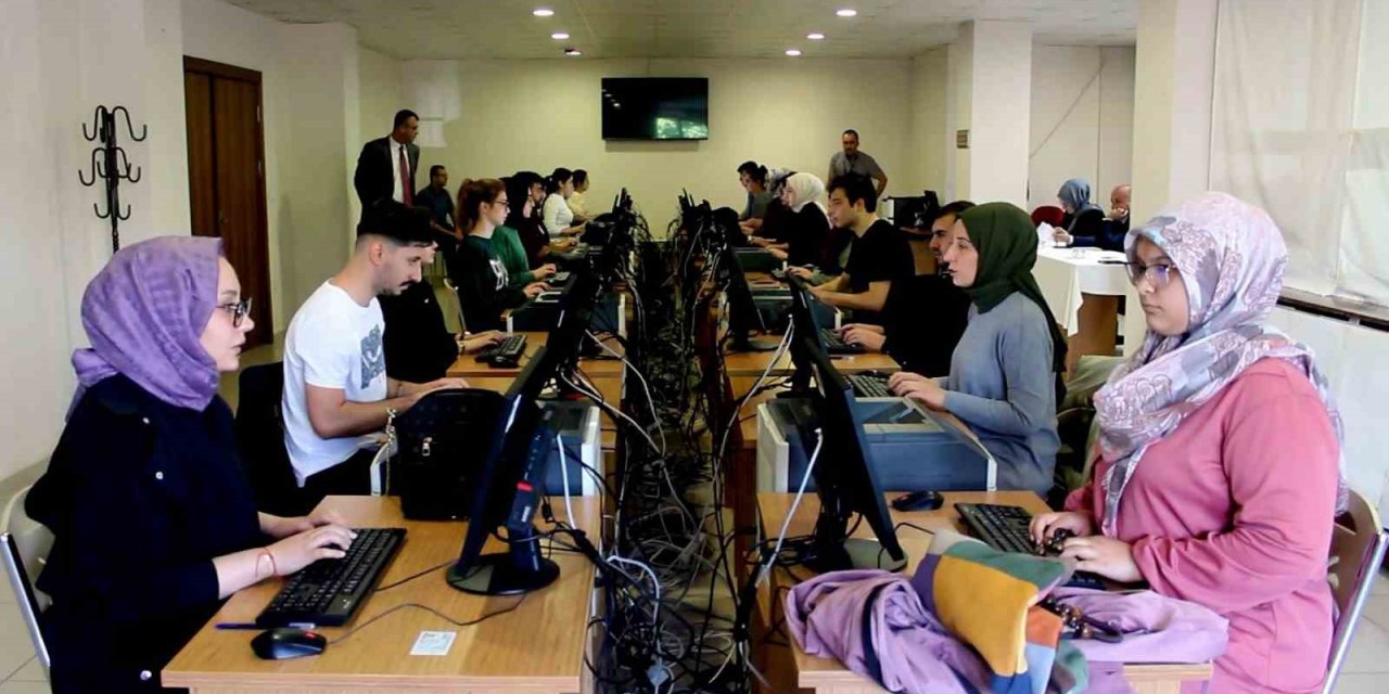 Sivas’ta katip adayları klavye sınavında ter döktü