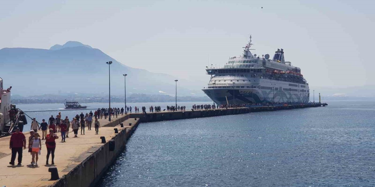 13 yıl aradan sonra İsrailli turist taşıyan ilk gemi Alanya Limanı’na demir attı