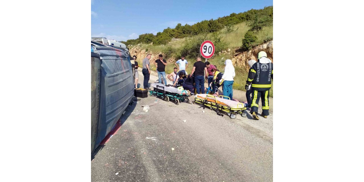 Devrilen minibüsteki 3 kişi yaralandı