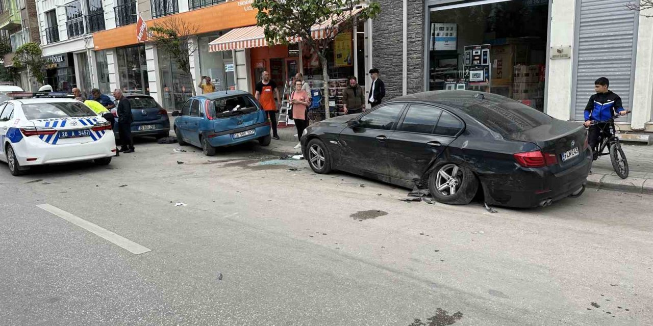 Sara nöbeti geçiren sürücü park halindeki araçlara çarptı