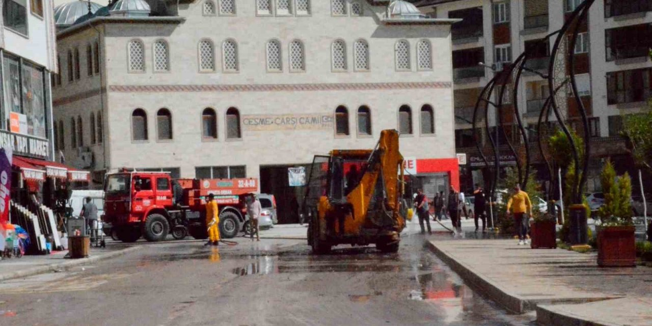 Burdur’da yaşanan selin hasarları giderilmeye çalışılıyor