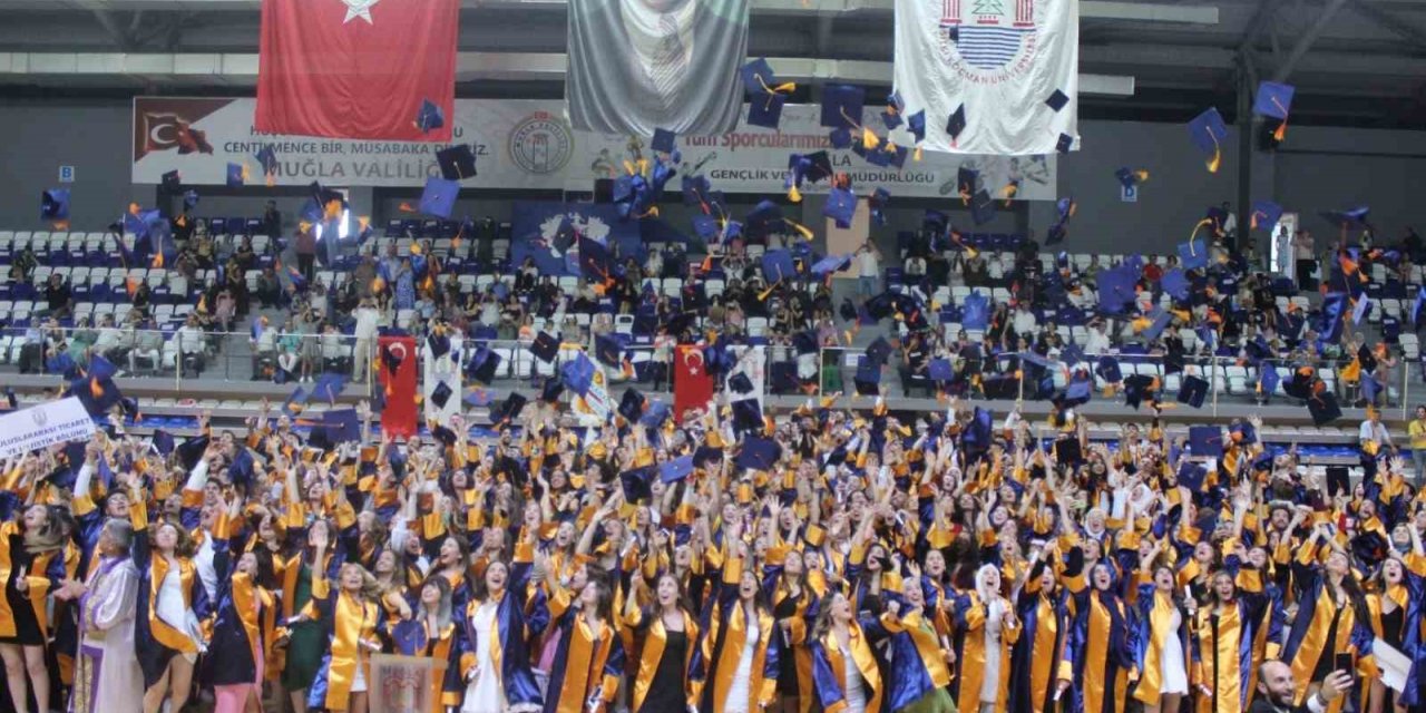 Üniversite öğrencileri mezuniyet sevinci yaşadı