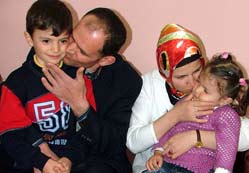 Anne ve babasının gözü kulağı