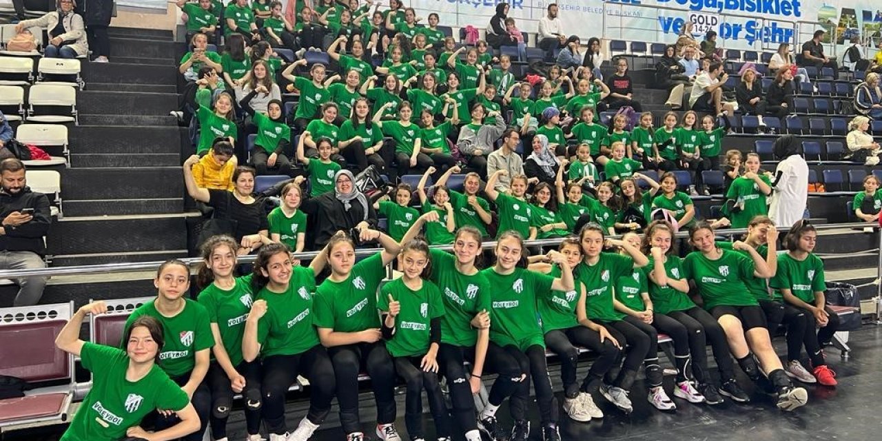 Alaağaç Spor voleybol şenliğinde esti geçti