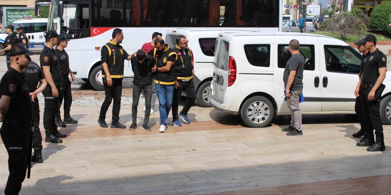 Adliyede bıçaklama olayının şüphelileri tutuklandı