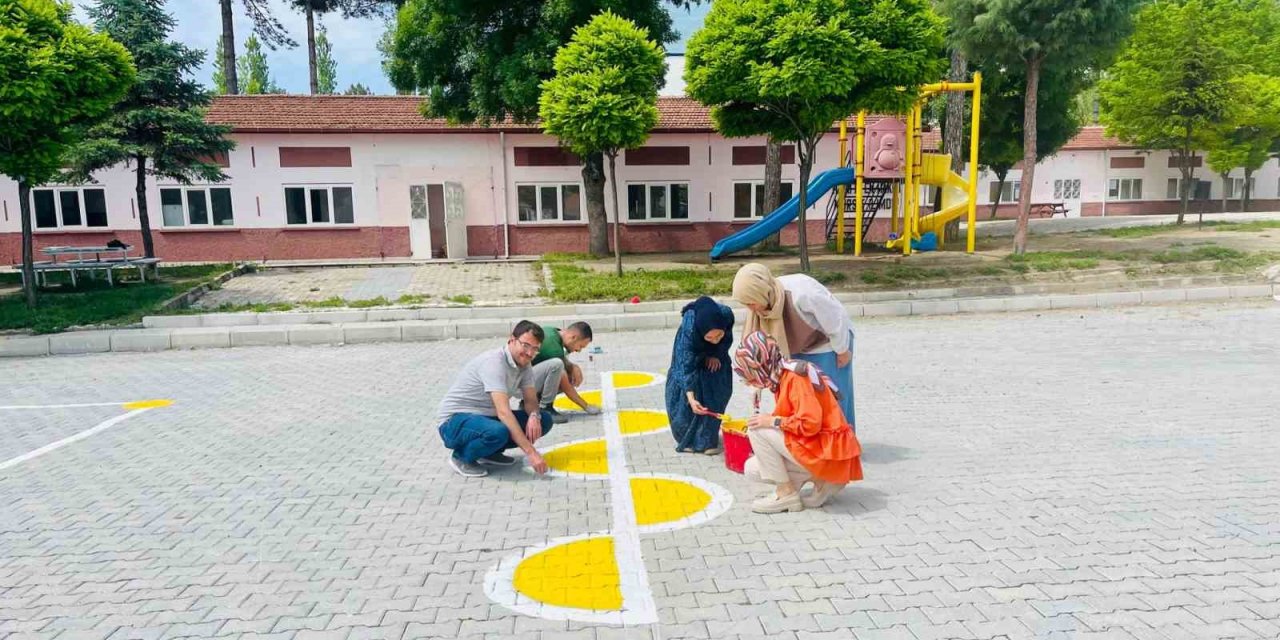 Hisarcık Atatürk İlkokulu bahçesi renklendi