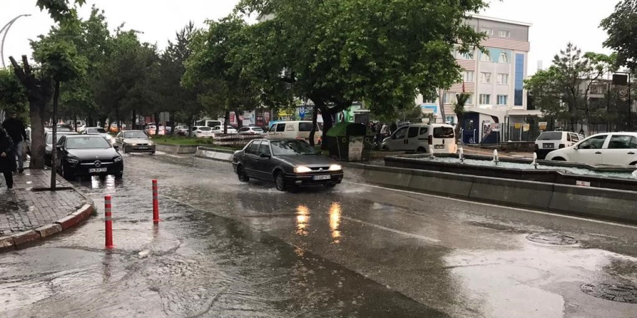 Afyon’da sağanak yağış etkili oldı