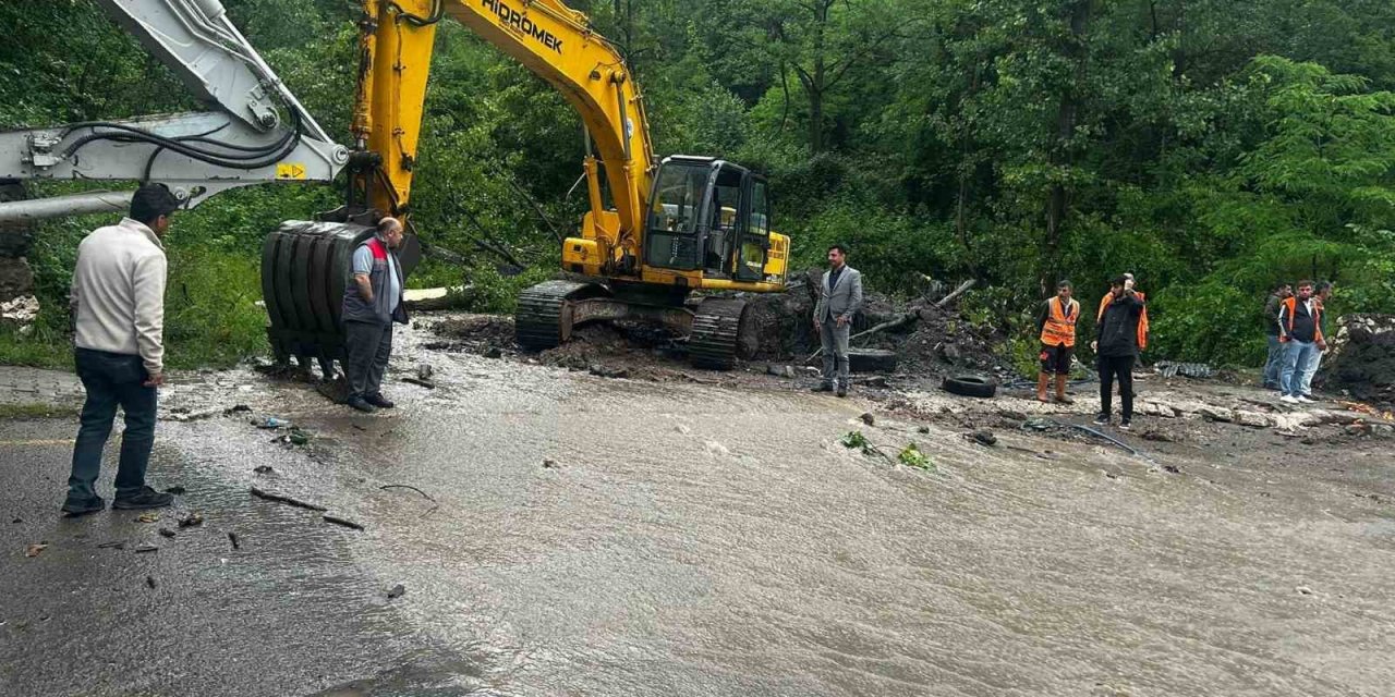 Ordu Aybastı’da sağanak etkili oldu, dere taştı