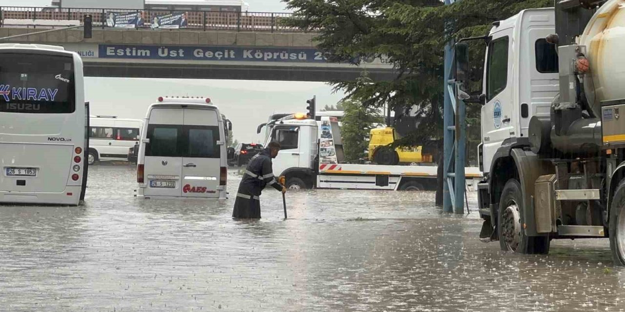Eskişehir’de sağanak hayatı felç etti, bazı araçlar suda mahsur kaldı