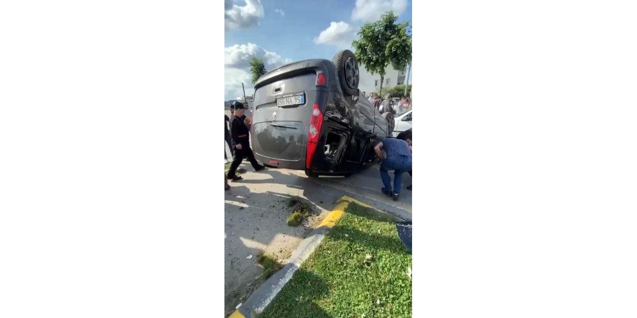 Panelvan ile çarpışan hafif ticari araç ters döndü