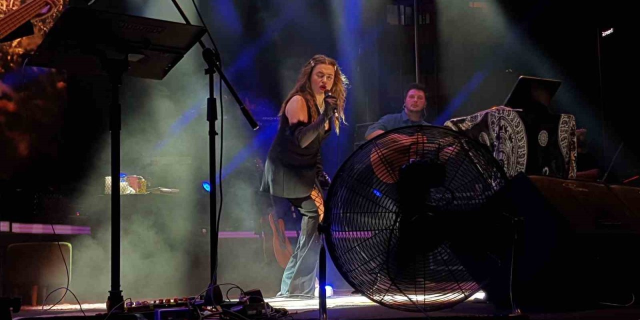 Ünlü şarkıcı Ceylan Ertem Safranbolu’da sahne aldı