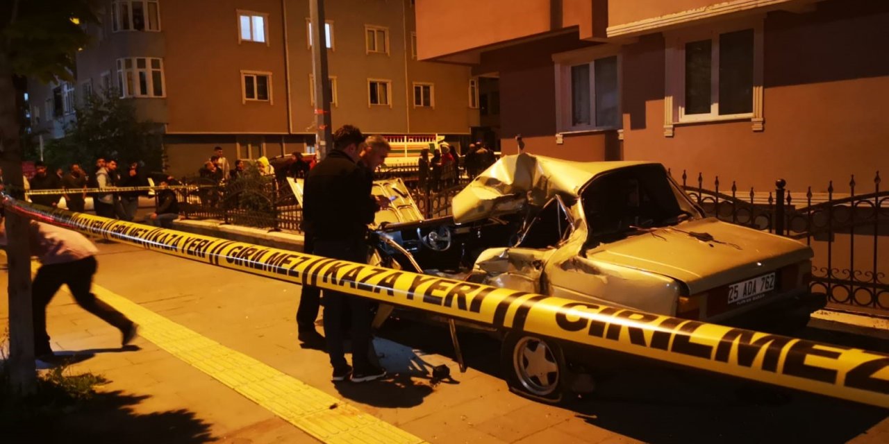 Erzurum’da otomobil önce trafoya sonra duvara çarptı: 1 ölü, 1 yaralı
