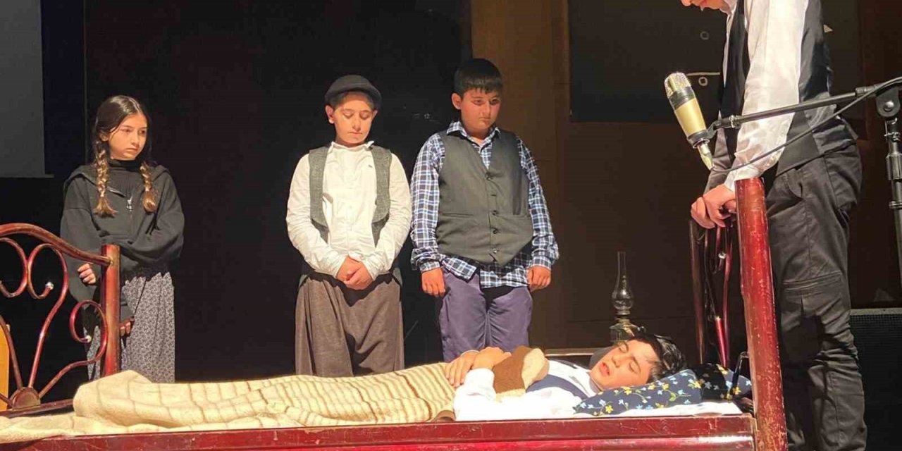 Ünlü ozanın hayatı sahnelendi