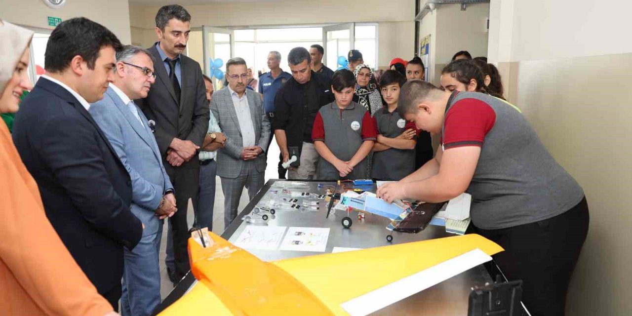 Geleceğin Bilim İnsanları Projelerini Sergiledi