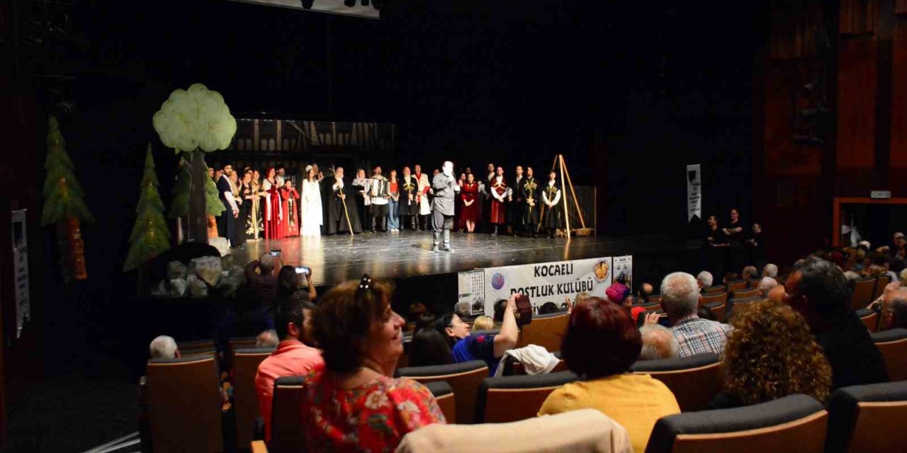 Kültürlerini yaşatmak için 30 amatör oyuncu tiyatro sahneliyor